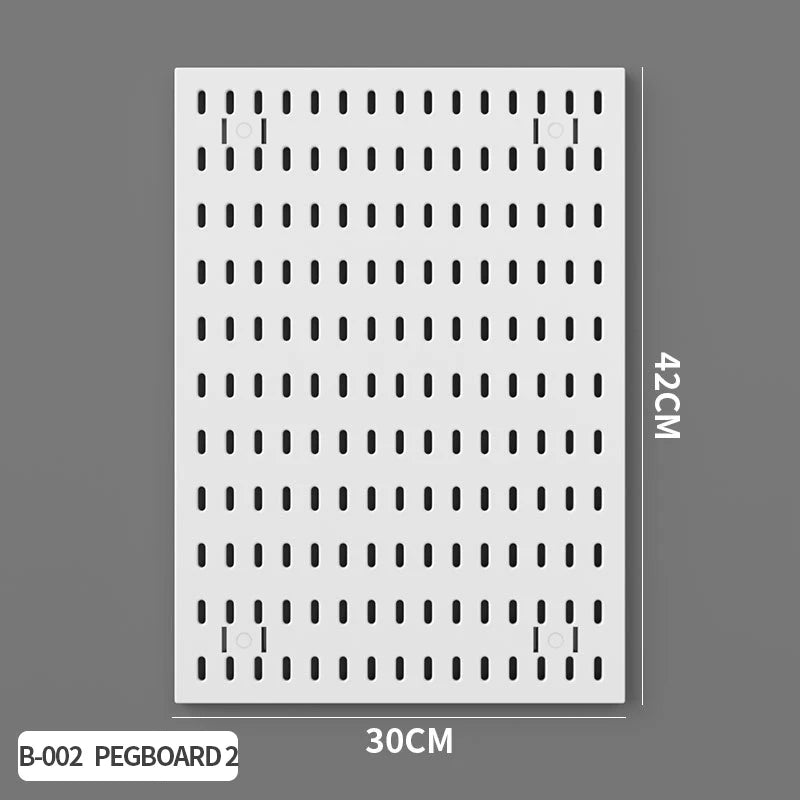 Weißes Pegboard-Organizer mit vielen Löchern für anpassbare Desktop-Organisation.