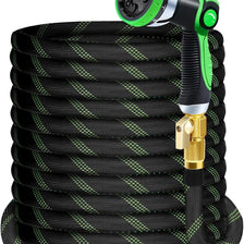 Schwarze Gartenhose mit grüner Sprühdüse und Messinganschluss.