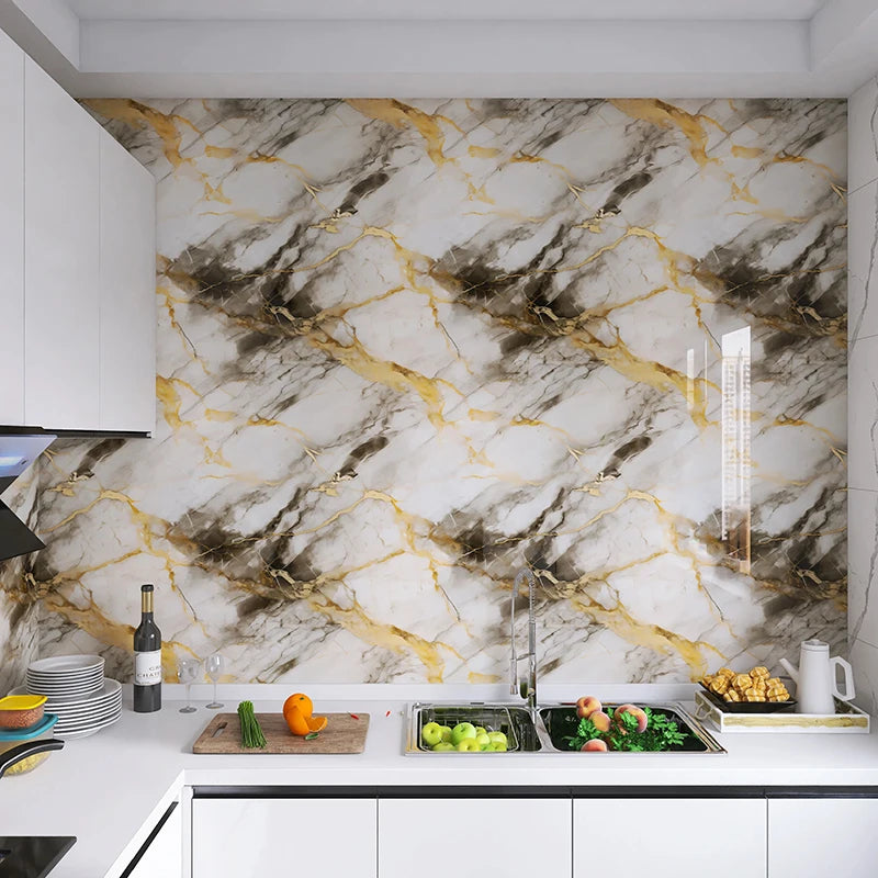 Küchen-Spritze mit Marmormuster in Grau und Gold auf weißer Arbeitsplatte
