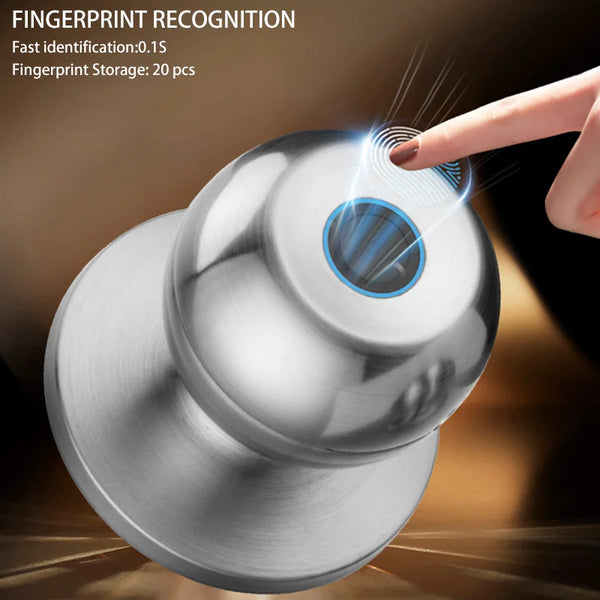 Una mano está usando un sensor de reconocimiento de huellas dactilares en una cerradura inteligente metálica.