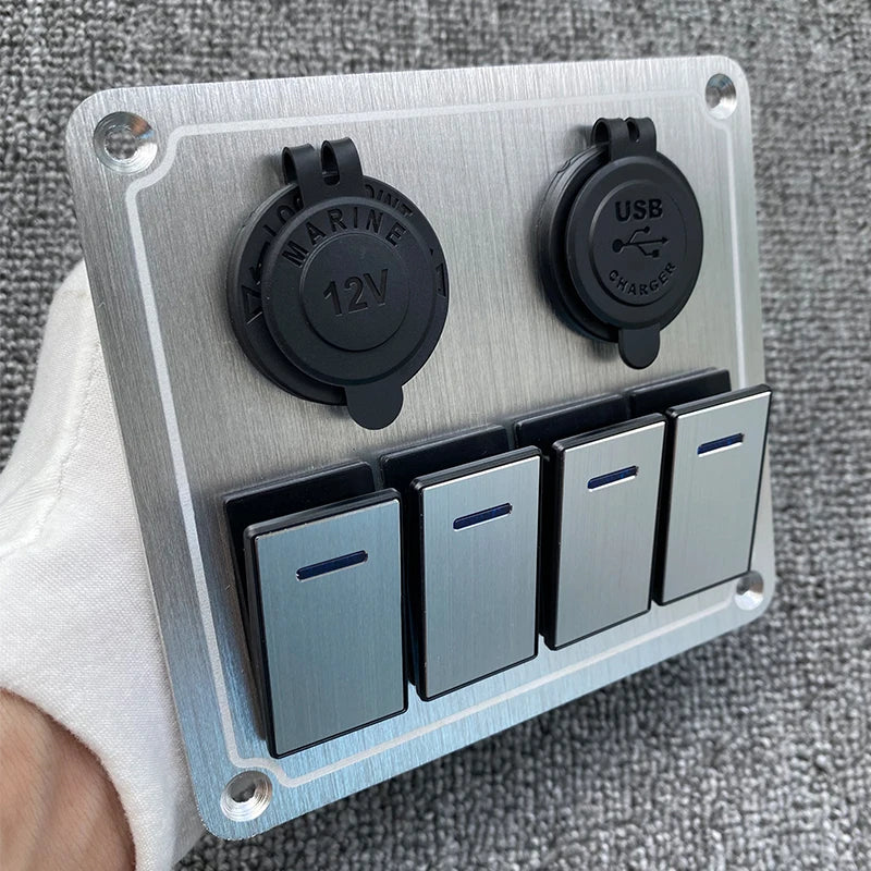 Panneau d'aluminium argenté avec un interrupteur à bascule marin 12V et un module de charge USB.