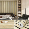 Schlafzimmer-Inneneinrichtung mit Holzlatten-Kopfteil, Bettwäsche und eingebauten Regalen mit dekorativen Boxen.