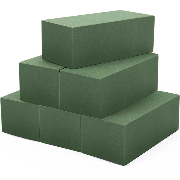 Eine Stapel von drei quadratischen grünen Schaumstoffblöcken für DIY-Blumarrangements.