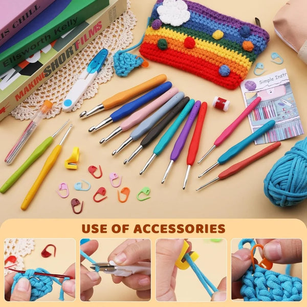 Eine Sammlung ergonomischer Häkelhaken und Markierclips in verschiedenen Farben auf hellem Hintergrund.
