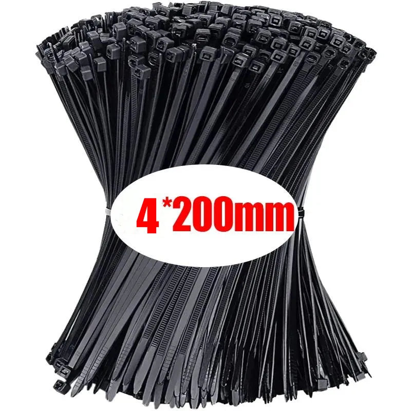 Un paquete de ataduras de nylon negras ajustables con una medida de 4x200mm marcada en el empaque.