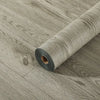 Rolle aus realistischer Holzmaserung PVC-Wandklebefolien auf einer Holzoberfläche.