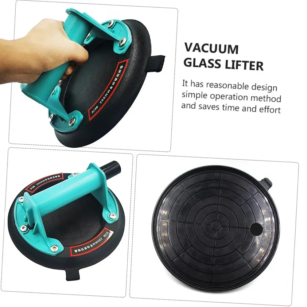 Una mano levanta un extractor de vidrio negro para azulejos y vidrio.
