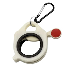 Organisateur de serre-câbles en plastique avec boucle et stop rouge, fixé à un crochet métallique.