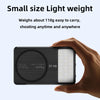 Une main tient un petit dispositif lumineux noir à lentille circulaire et une source de lumière rectangulaire illuminée.
