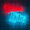 لافتات جدارية نيون لكتابة 'Miller Lite' بالأحمر والأزرق على خلفية شبكية داكنة