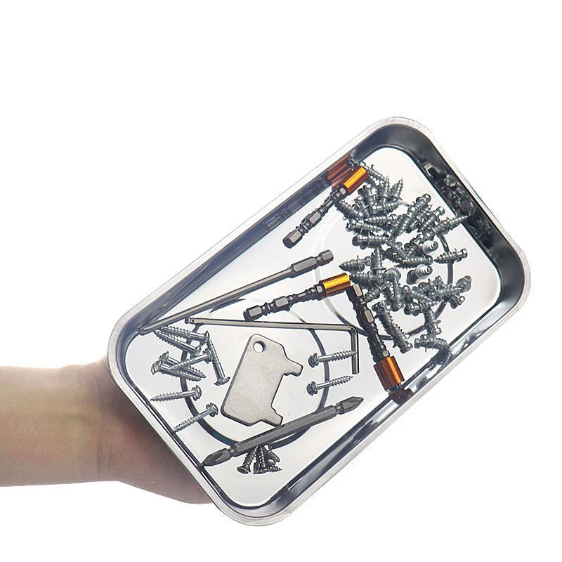 Klare magnetische Teile-Organizer mit verschiedenen kleinen Metall-Hardwarekomponenten und Werkzeugen.