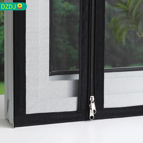Nahaufnahme eines schwarzen Fenstergittergitters mit selbstklebendem Reißverschluss auf einem weißen Rahmen.