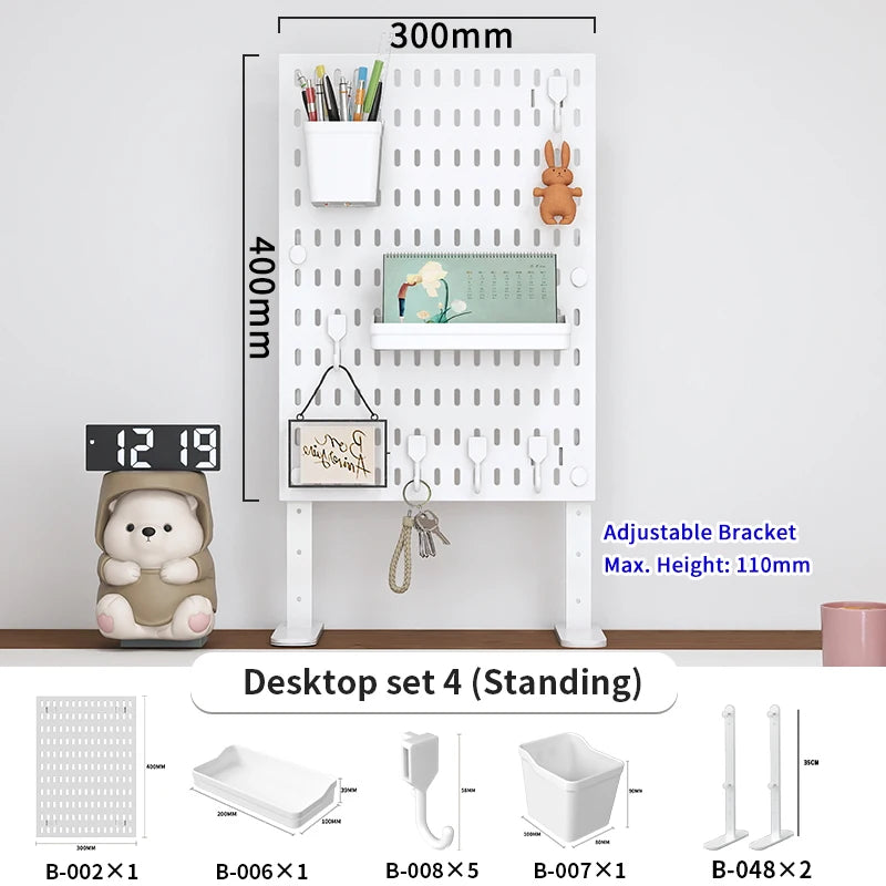 Weißer Desktop-Pegboard-Organizer mit verschiedenen Haken und Fächern zum Aufbewahren von Werkzeugen und Zubehör.