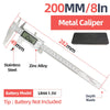 Calibrador digital de metal con cuerpo de acero inoxidable y componentes de aleación de zinc, mostrando su escala de medición