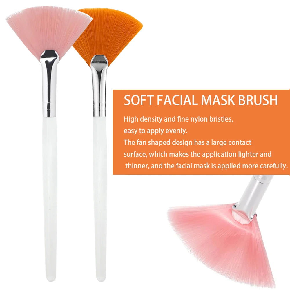 Un set de deux pinceaux pour masques faciaux doux, un rose et un orange, sur fond blanc.