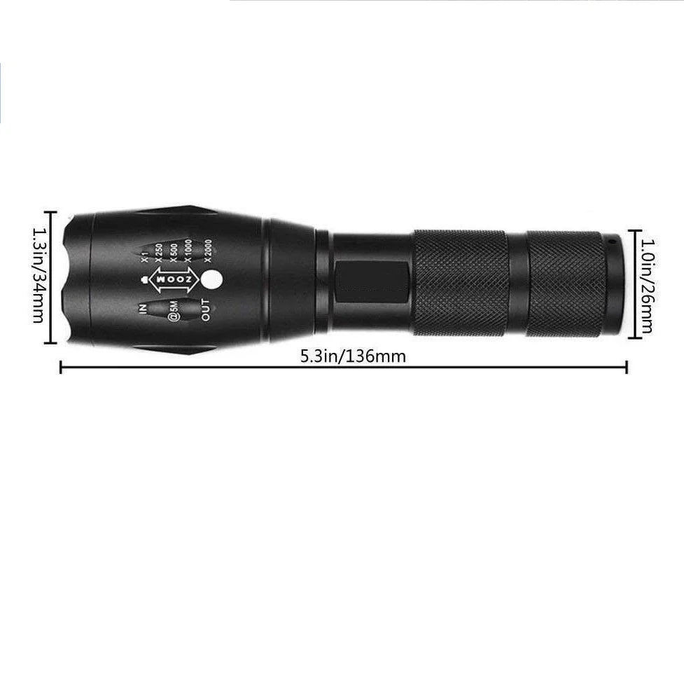 Schwarze taktische wiederaufladbare LED-Taschenlampe mit Zoomfunktion in Seitenansicht.