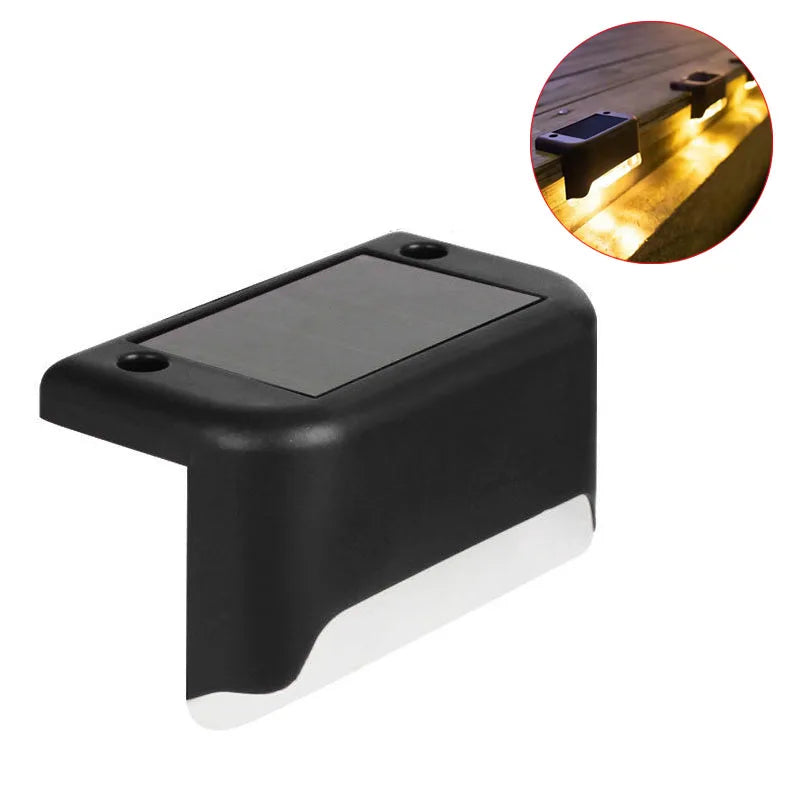 Schwarze Solardeckleuchte mit transluzentem Panel, gezeigt neben einer Darstellung ihrer Beleuchtung.