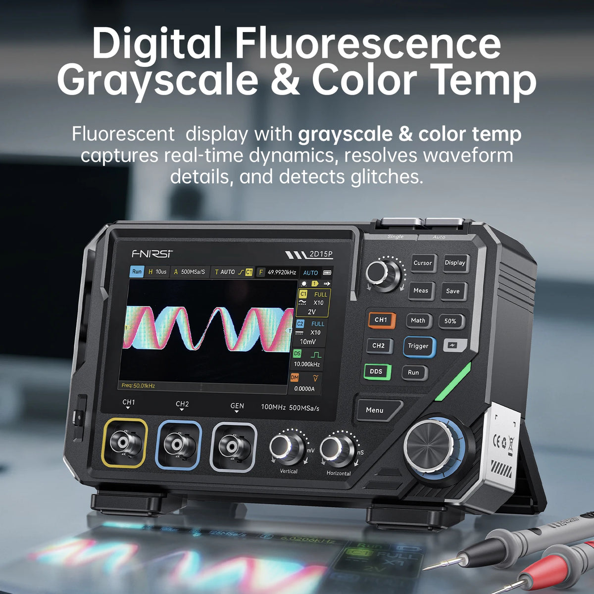 Schwarzes digitales Fluoreszenz-Oszilloskop mit einer Wellenformanzeige, das auf einer Oberfläche liegt.
