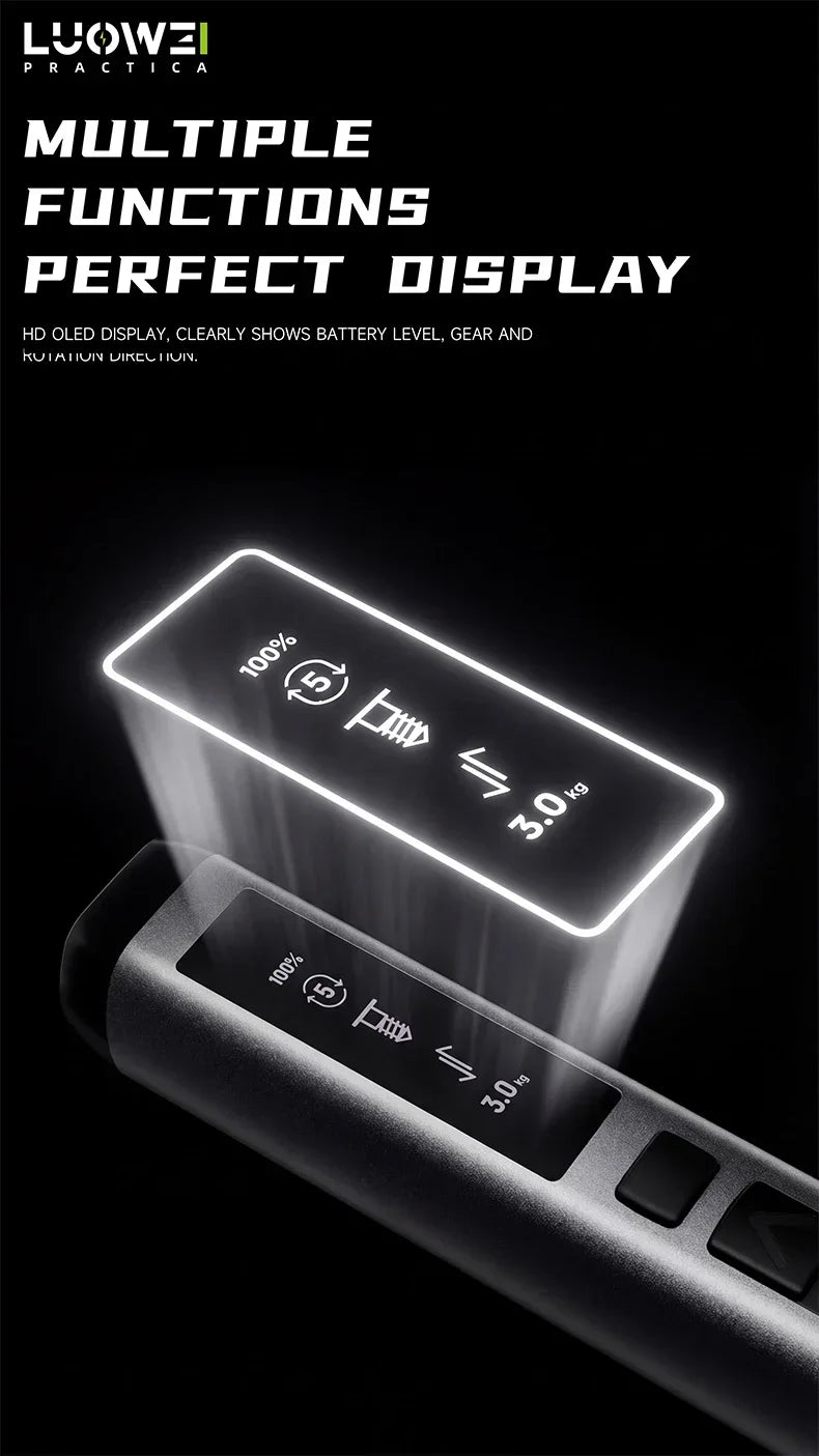 Gros plan d'un tournevis électrique de précision affichant le niveau de batterie, le réducteur et la direction de rotation su
