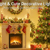 Helle und süße dekorative Lichter, die eine festliche Weihnachts-Szene mit einem verzierten Kamin und einem Weihnachtsbaum be