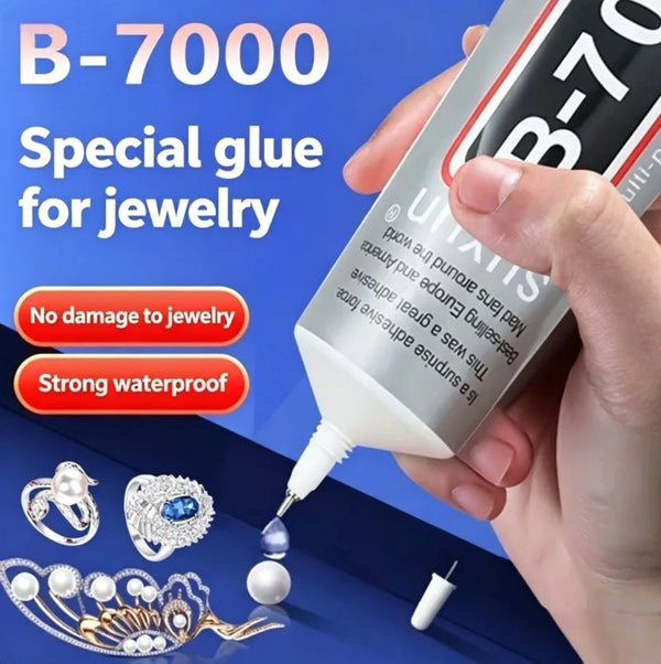 Una mano aplica pegamento especial para joyería a una pieza de joyería de plata.
