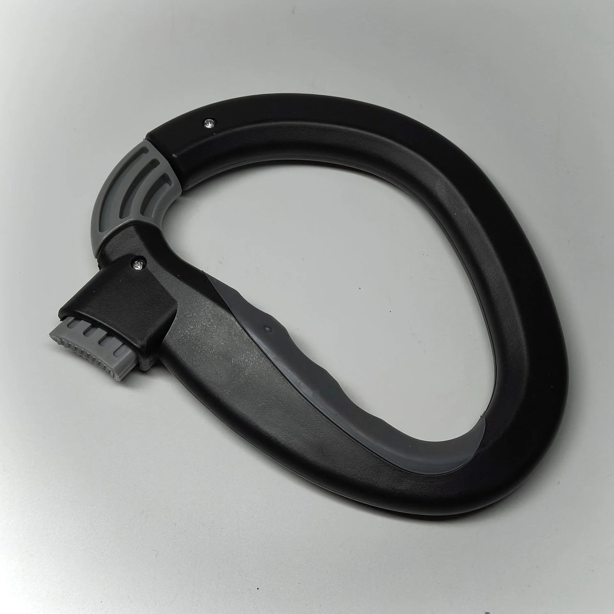 Porta-bolsas ergonómico negro con asa curva y clip para llevar bolsas.