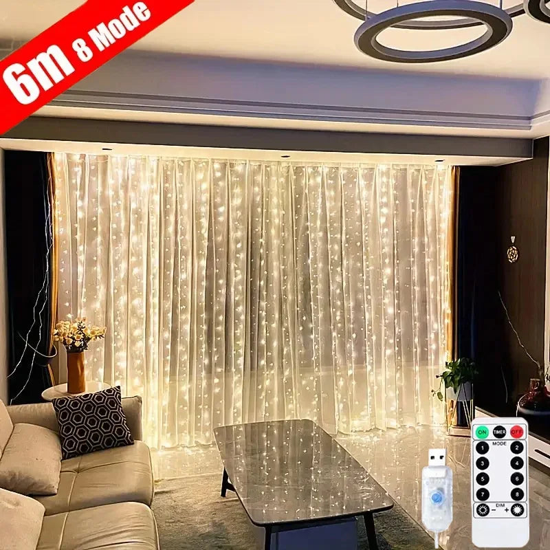 Modernes Interieur mit durchscheinendem Vorhang, beleuchtet von warmen Lichterketten, Glas-Tisch und Fernbedienung