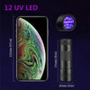 Smartphone affichant un motif iridescent à côté d'une lampe torche LED UV et de son emballage.