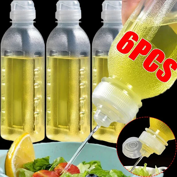Sechs Flaschen gelber Flüssiggewürz neben einer Zitrone und Salatzutaten
