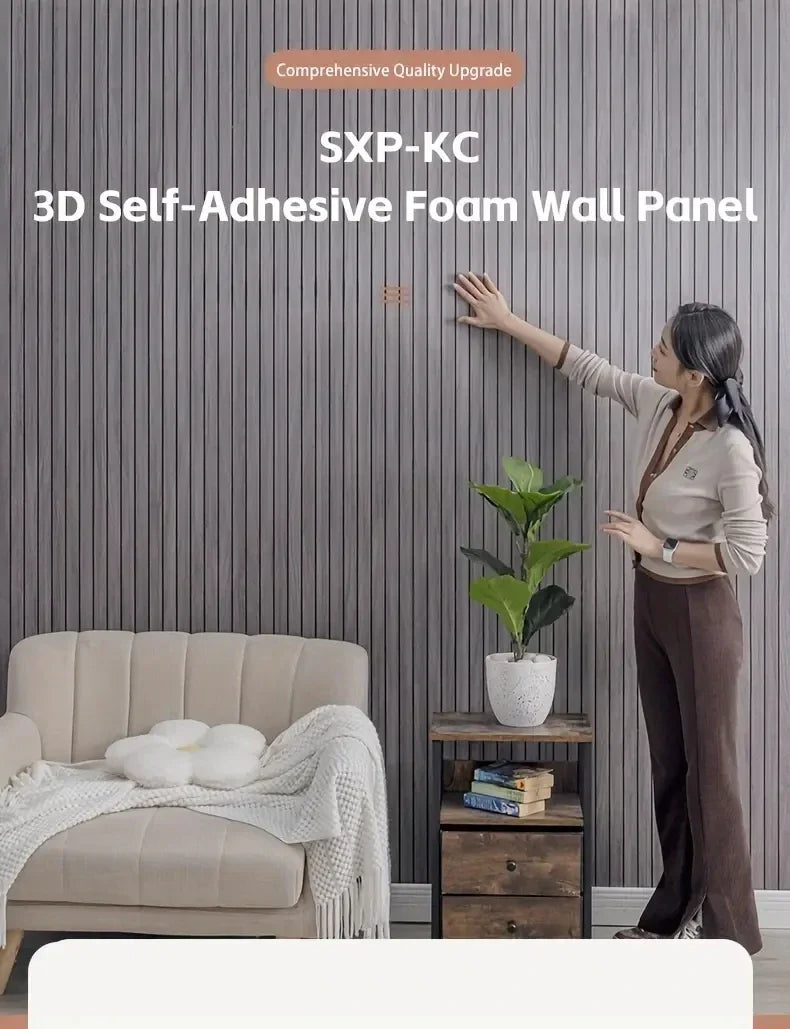 Eine Frau installiert eine SXP-KC 3D selbstklebende Schaumwandpaneel an einer grauen Wand, neben einem Sofa und einer Topfpfl
