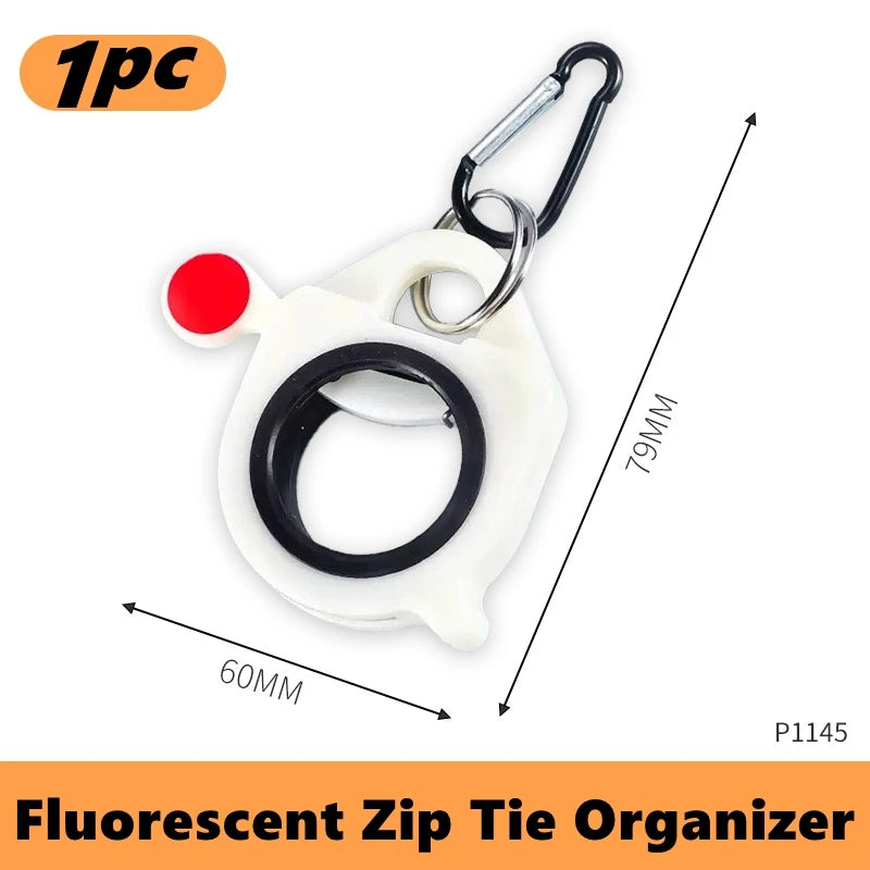 Fluoreszierender Zip-Tie-Organizer mit weißem Kunststoffkörper und schwarzem Ring, an einer Metallclip befestigt.
