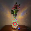 Lámpara de mesa de vidrio con diseño colorido y enchapado a mano de flores rosas y luz brillante.