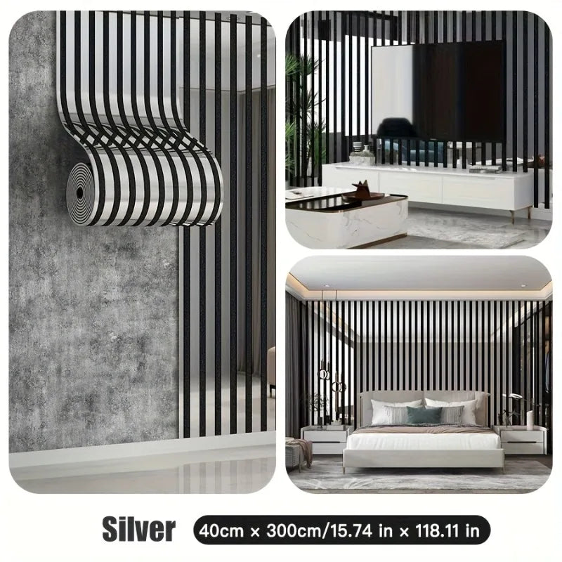 Silberne metallische Gitterwandaufkleber mit vertikalen Streifen in einem modernen Innenraum.