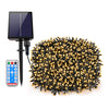 Un faisceau de guirlandes lumineuses de jardin LED solaires blanches chaudes avec panneau solaire et câble de connexion.