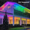 Hausfassade, beleuchtet von permanenten Outdoor-RGBIC-Traufeleuchten bei Regen.