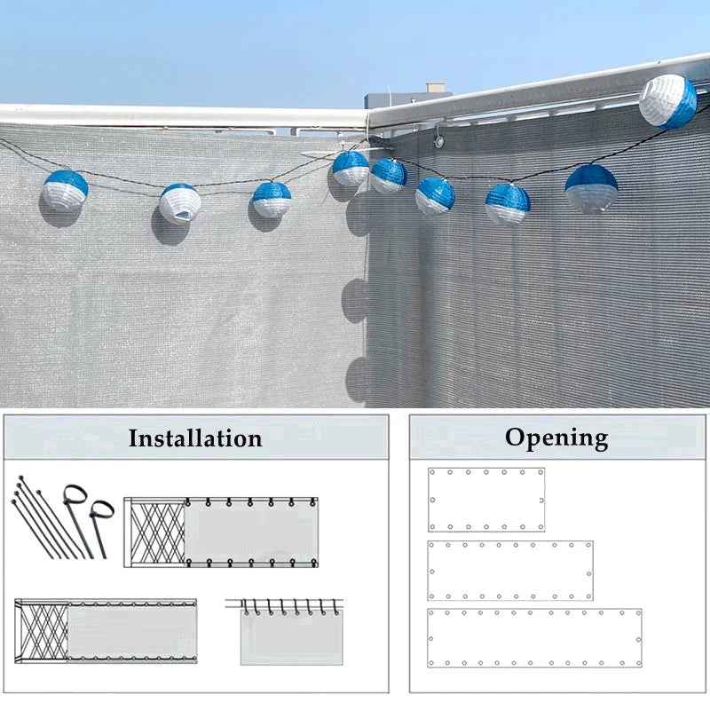 Pantalla de privacidad de HDPE con persianas esféricas azules y blancas instaladas en el borde de un techo.