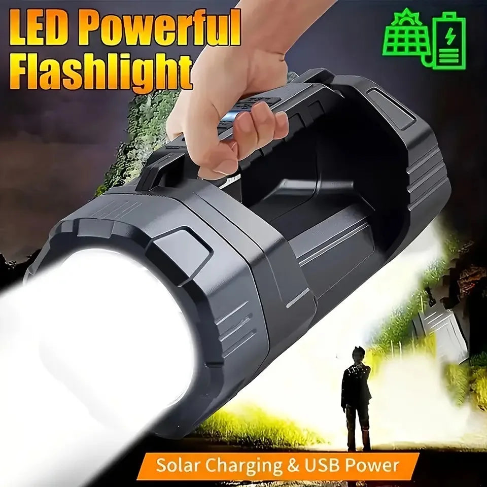 Eine Hand hält eine leistungsstarke LED-Taschenlampe mit hellem Strahl, die Solarladung und USB-Stromversorgung demonstriert.