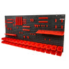 Estante de pared negro lleno de contenedores y bandejas de plástico rojo para organizar piezas y herramientas.
