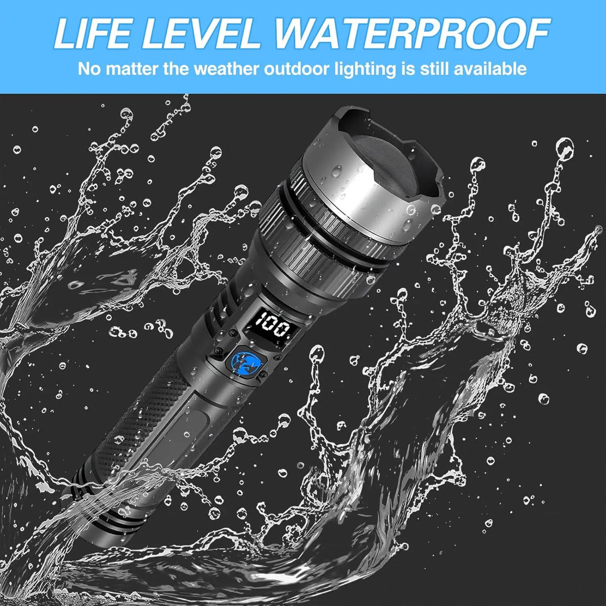 Taktische wiederaufladbare LED-Taschenlampe wird auf ihre wasserdichte Haltbarkeit unter Spritzwasser getestet.