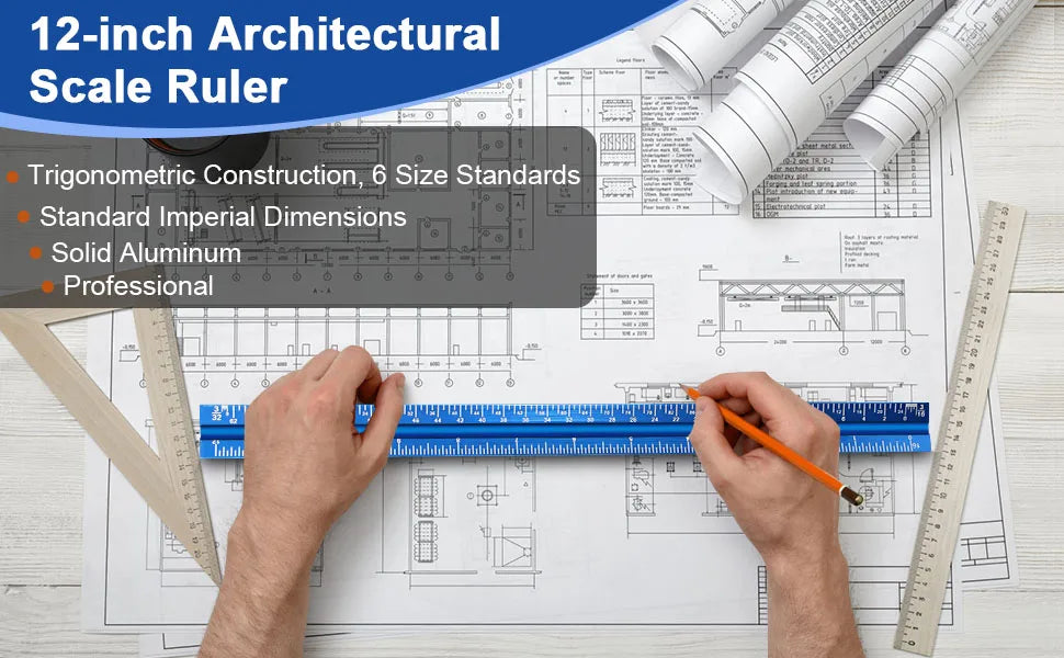 Une personne mesure des plans avec une règle d'échelle architecturale de 30 cm et un crayon sur une table en bois.