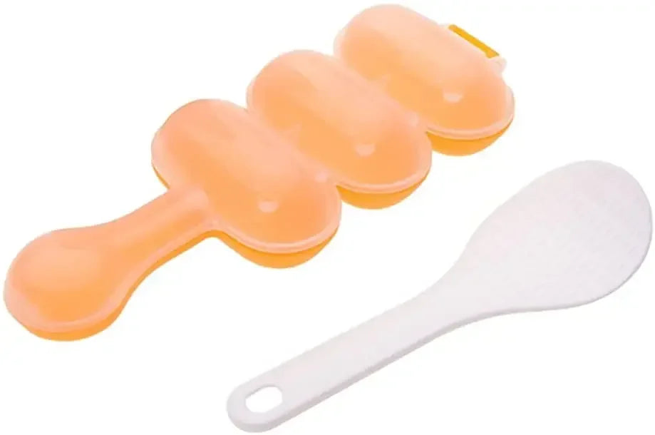 Orangener Reisschale und Formset mit einem weißen Spatel.