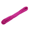 Una cuerda de paracord reflectante de color rosa brillante, enrollada y dispuesta.