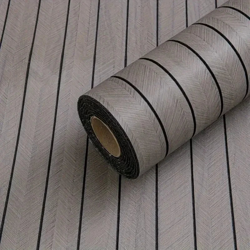 Rolle graues Holzmaserung peel and stick Wandpaneele auf Holzoberfläche.