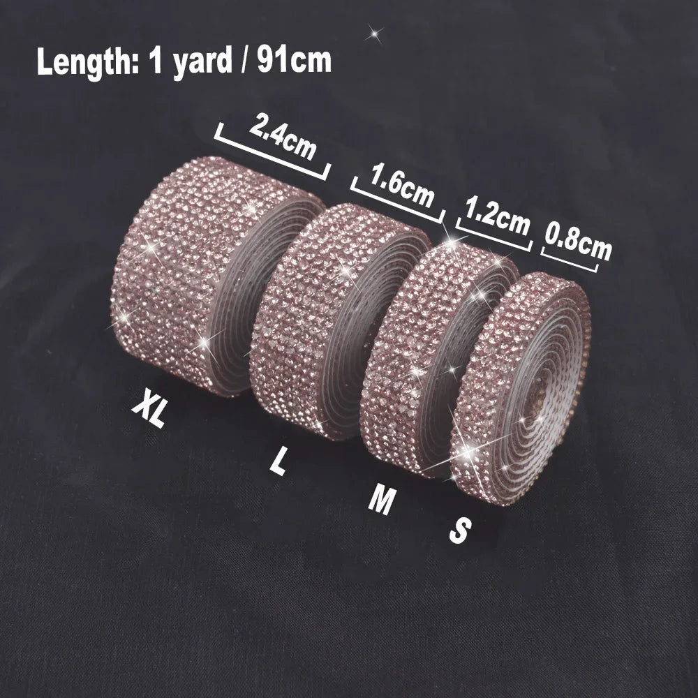 Rolls von Diamantkristall-Strass-Aufklebern in verschiedenen Größen XL bis S, die Länge und Abmessungen zeigen.