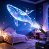 Una luz proyectora LED USB de múltiples patrones ilumina un dormitorio con un mural de ballena brillante en la pared.