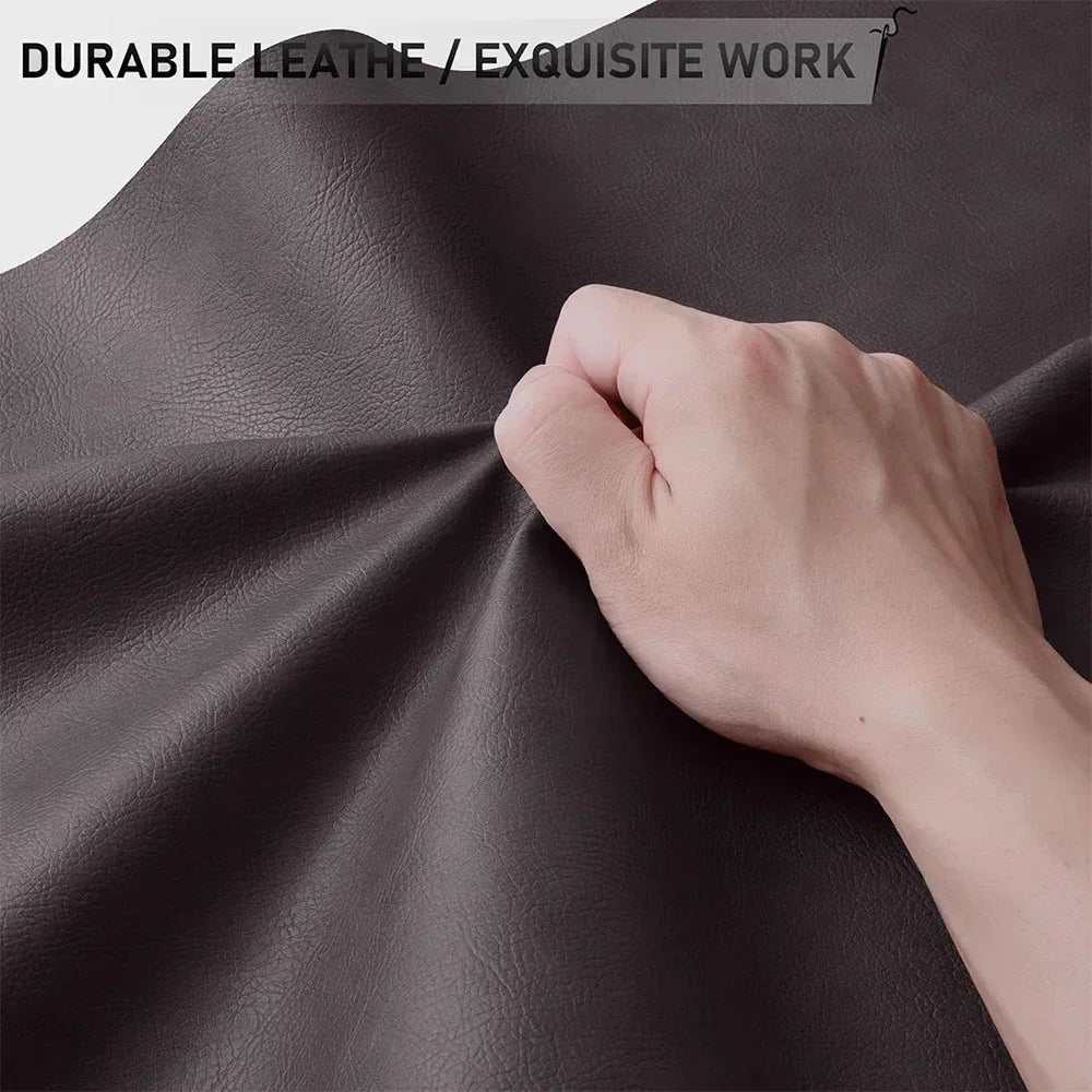 Una mano toca un material de cuero marrón oscuro, resaltando su textura duradera.