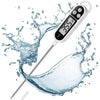 Un thermomètre numérique à viande et aliments avec une sonde longue éclabousse de l'eau.
