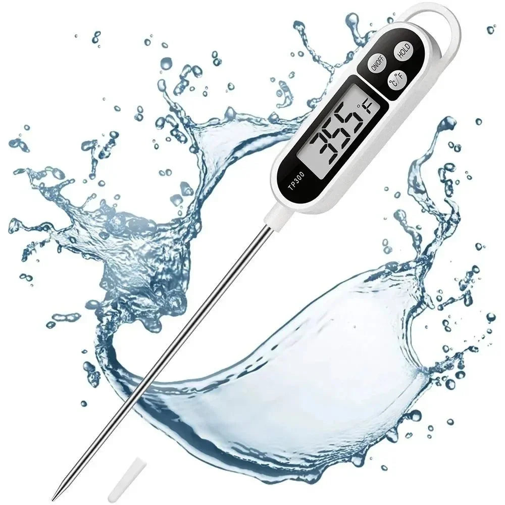 Un thermomètre numérique à viande et aliments avec une sonde longue éclabousse de l'eau.
