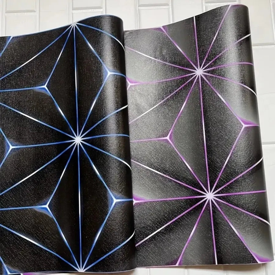 Ein Paar schwarzer Vinyl-Wandaufkleber mit lila-weißen geometrischen Mustern.