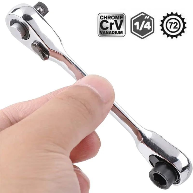 Une main tient un jeu d'outils de clé à écrou chrome vanadium de 1/4 de pouce.
